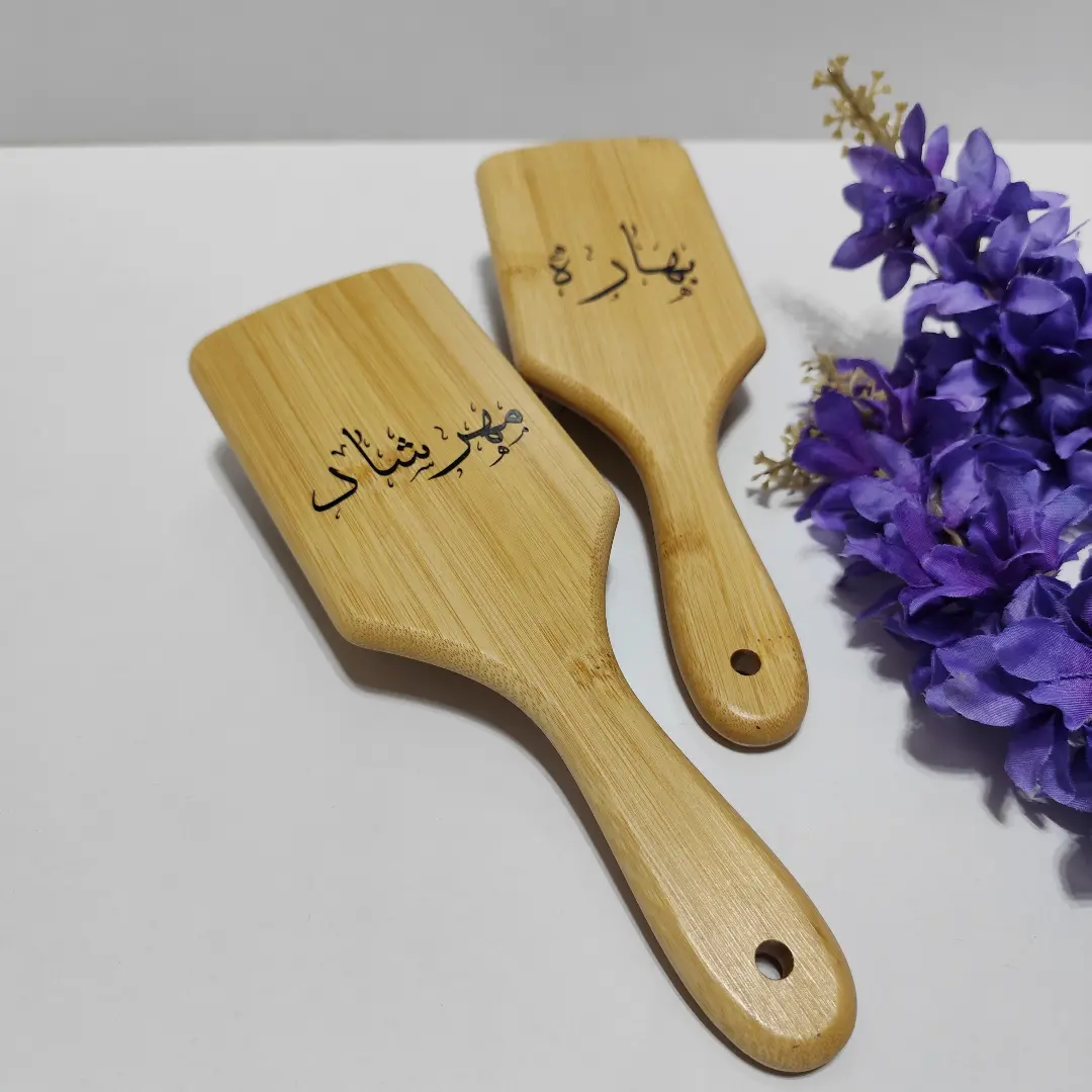 یک عدد شانه چوبی بااسم